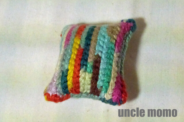 ドール用ツヴィスト刺繍のクッション Retro Multicolor 1/12ミニチュア・ファブリックの画像1枚目