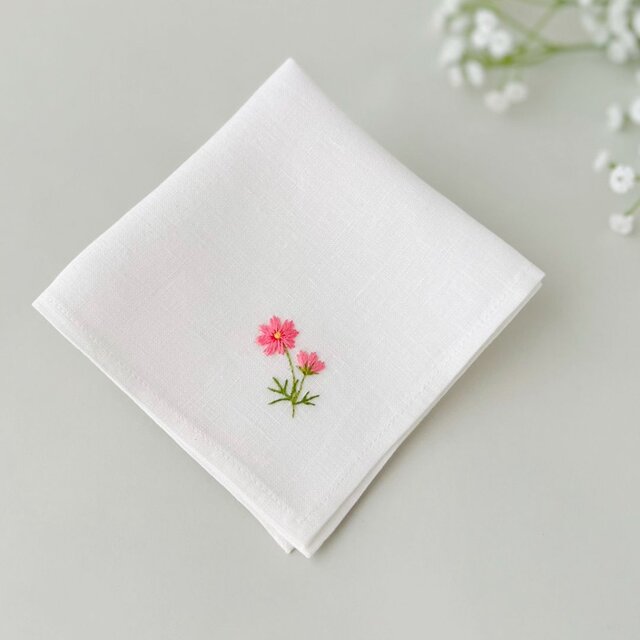 風にゆれるコスモス｜ソフトリネンの手刺繍ハンカチ（選べる布色・サイズ・名入れ対応）