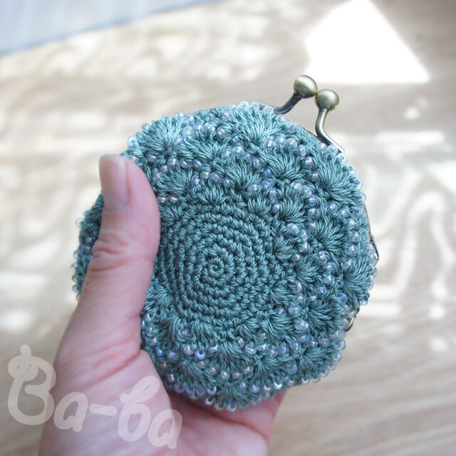 ばあば作、ビーズ入り松編み・まるまるがま口（garden grass・C1342）