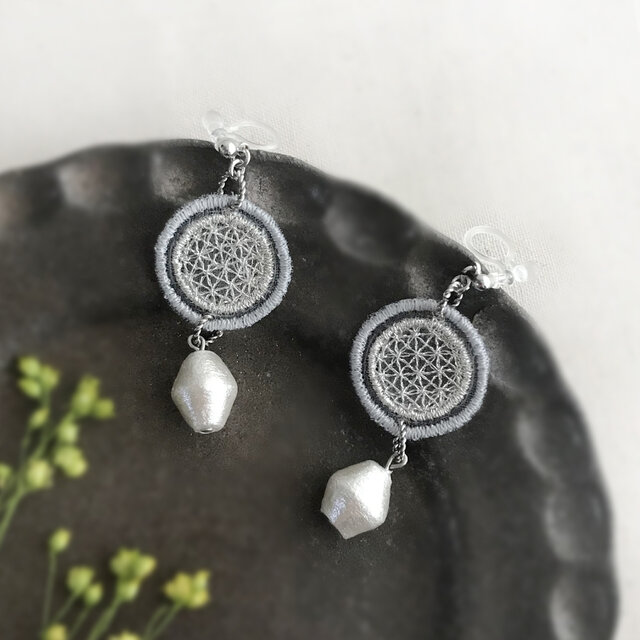 オーガンジー刺繍イヤリング(ノンホールピアス)<シルバー>【受注制作】の画像1枚目