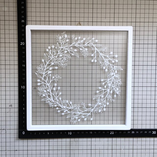 植物リースの切り絵】大きい実と小さい実＿ミルクホワイト | iichi