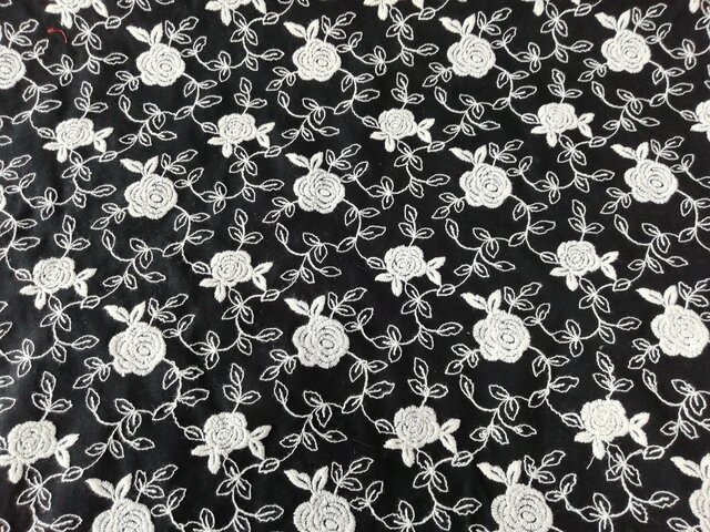 ★バラ柄刺繍リネン生地*50㎝カット★の画像1枚目