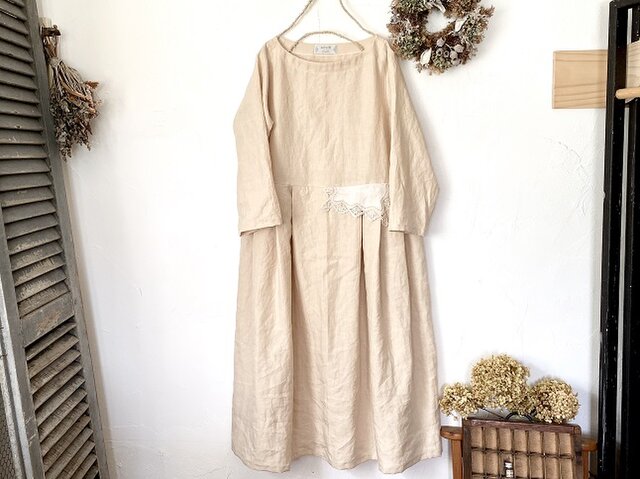 アンティークモチーフ付き タックワンピース / 淡いアプリコット (国産リネン100%)の画像1枚目