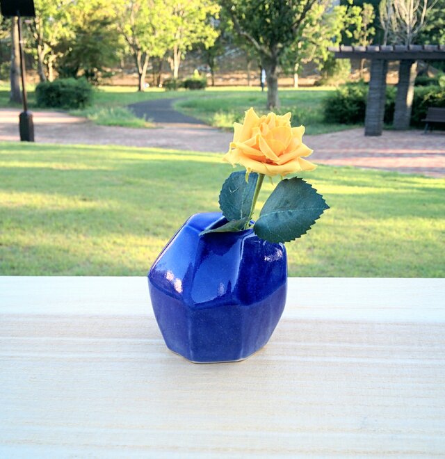 藍い角角花器の画像1枚目