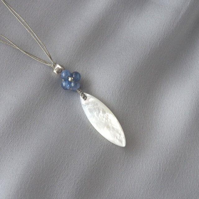 Marquise Pendant(ホワイトシェル×カイヤナイト)の画像1枚目