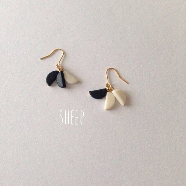 揺れる華奢なsemicirculピアス