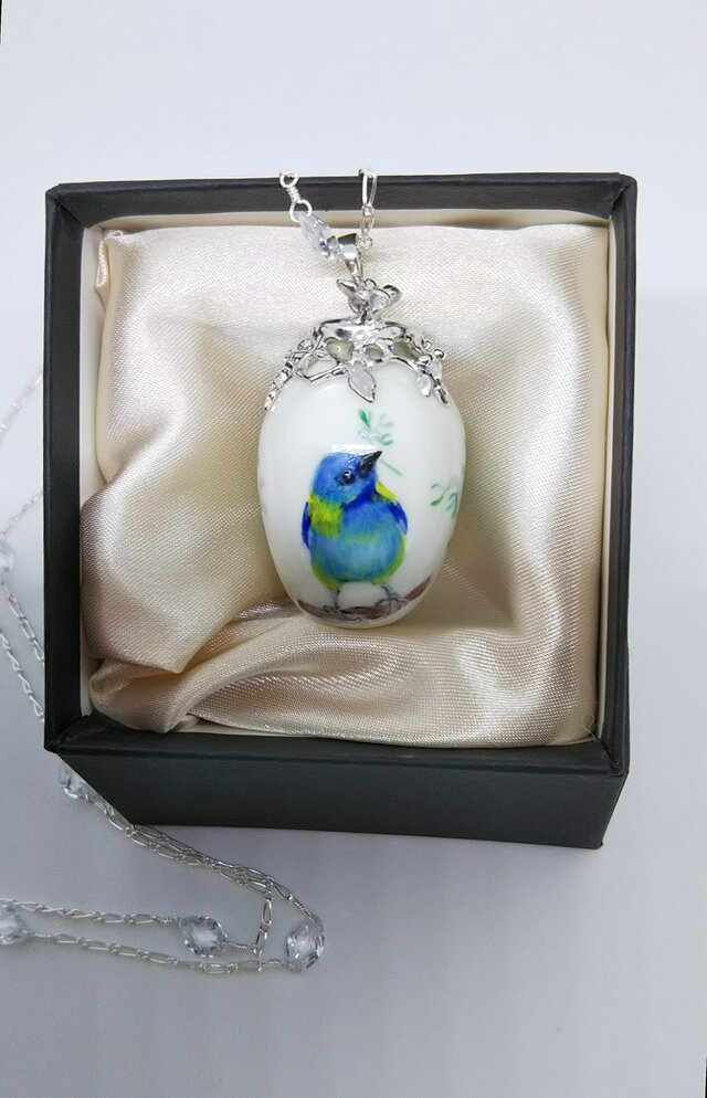 SV925  　白磁絵付けペンダントネックレス　青い鳥とヤドリギ