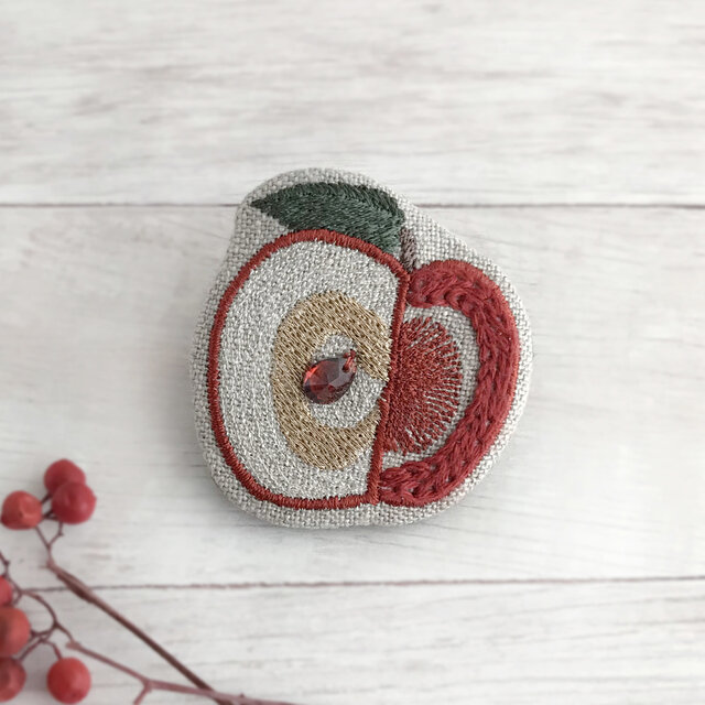 リンゴ刺繍ブローチ【受注制作】の画像1枚目