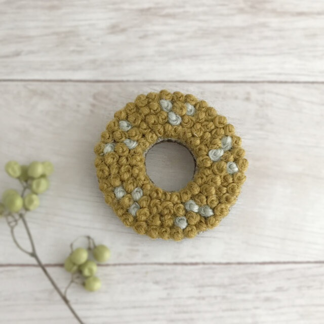 ふわもこ刺繍ブローチ(マスタード)【受注制作】の画像1枚目