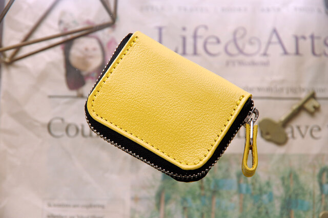 《CHLOE》◇ラウンドファスナー小銭入れ◇スリム◇イエロー◇の画像1枚目