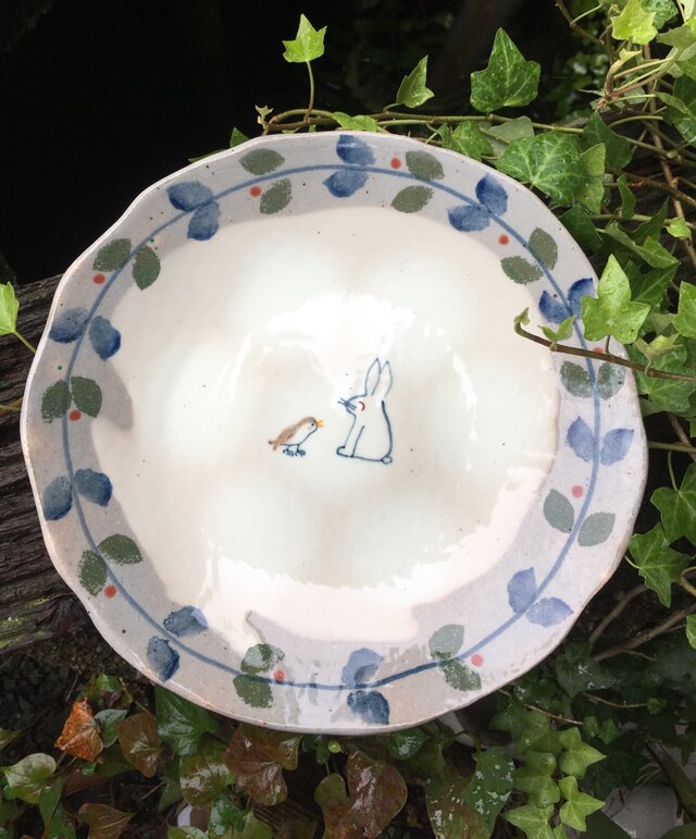 おしゃべりな雛鳥とうさぎのお皿
