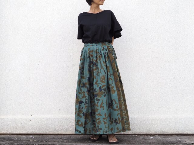 蝶柄/サイドの貝ボタンがポイントのムラ染めロングスカート(2)の画像1枚目