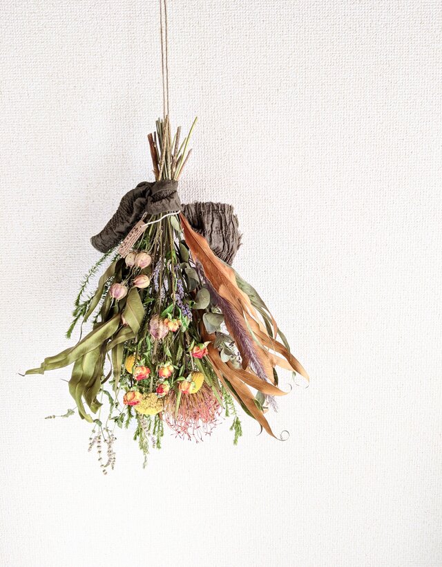 自家製のユーカリ＆ローズマリー＆ミントなどハーブを使った、素朴でレトロなドライフラワー・スワッグ