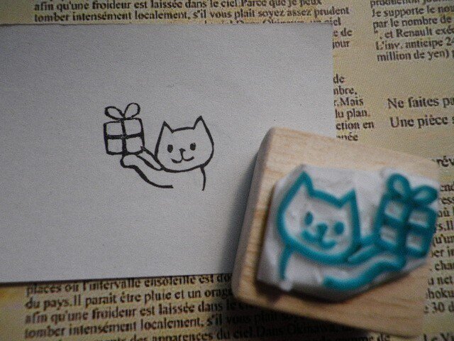 ねこさんのプレゼント 消しゴムはんこ Iichi ハンドメイド クラフト作品 手仕事品の通販