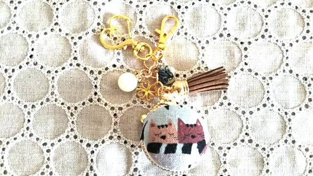 親子ネコちゃんのマカロンポーチ&キーホルダーの画像1枚目