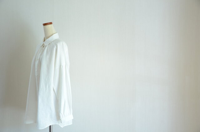 リネン100％ 白のドロップシャツ ブラウス プルオーバー | iichi 日々