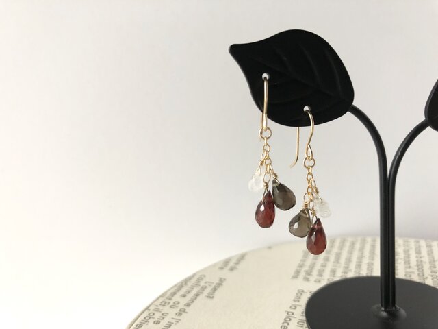 3粒のピアス Aの画像1枚目