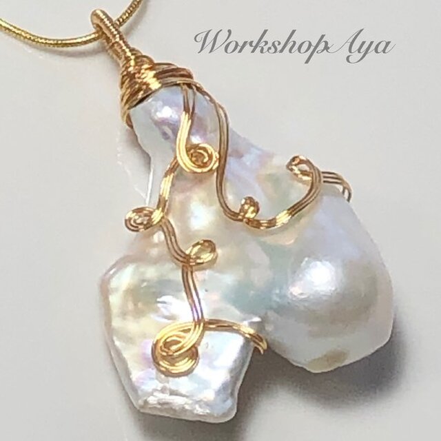 特大バロック型淡水パールのペンダント