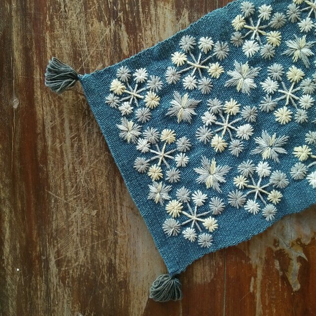 カレン族の手刺繍クロス / 1点もの / インテリア飾り / タイの草木染め & 手織り /藍グレー/ コットンの画像1枚目