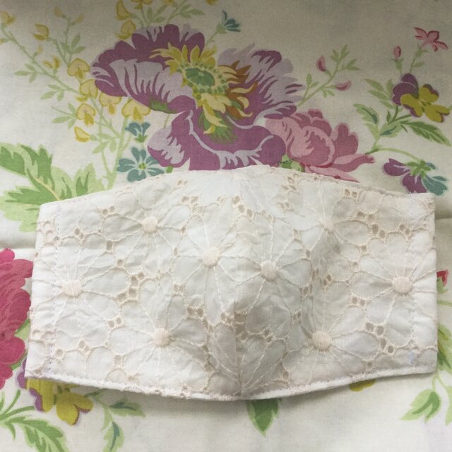 立体マスク3枚重ね コットンリネン刺繍の画像1枚目