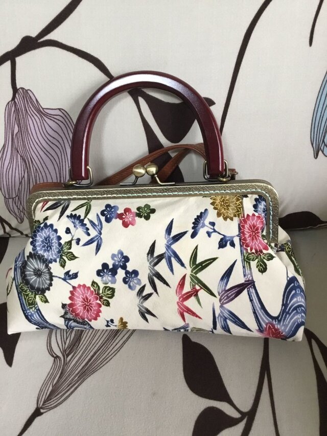 アンズルーム★ハンドメイド★2WAY★着物 帯リメイク★がま口 バッグ★ハンドバッグ★ショルダー★白系 花柄 カラフルの画像1枚目