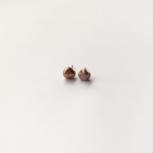 【K14GF】小粒メタリックブラウン系(ベージュカラー)のケシパールピアスの画像1枚目