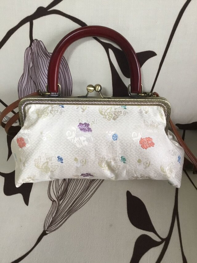 アンズルーム★ハンドメイド★2WAY★着物 帯リメイク★がま口 バッグ★ハンドバッグ★ショルダー★白 花柄 カラフルの画像1枚目