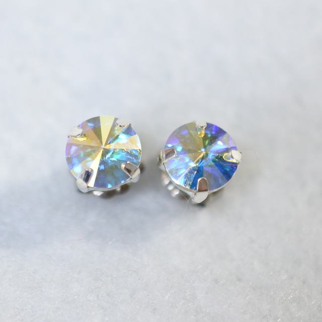 スワロフスキー・リボリのピアス（6mm・クリスタルオーロラ）