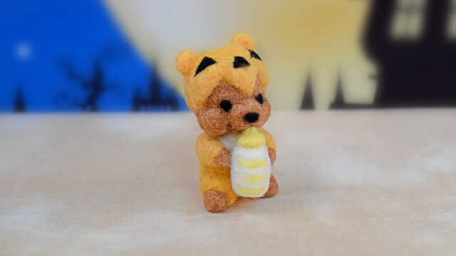 美味しいミルクを決して離さない!つぶらな瞳のハロウィン赤ちゃんコグマさんの画像1枚目