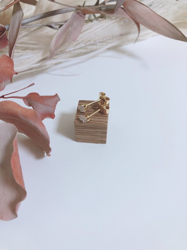 フェナカイトピアス 02の画像1枚目