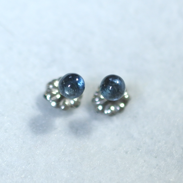 (1点もの)ロンドンブルートパーズのスタッドピアス(4mm・チタンポスト)の画像1枚目
