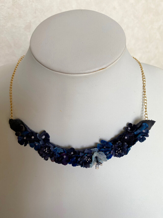 布花 Necklace of blue flowers Aの画像1枚目