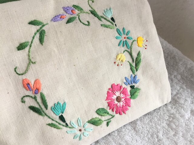 なっきです♪草花のリース刺繍　ペタンコポーチ　ハンドメイド なっきです♪草花のリース刺繍 ペタンコポーチ ハンドメイド