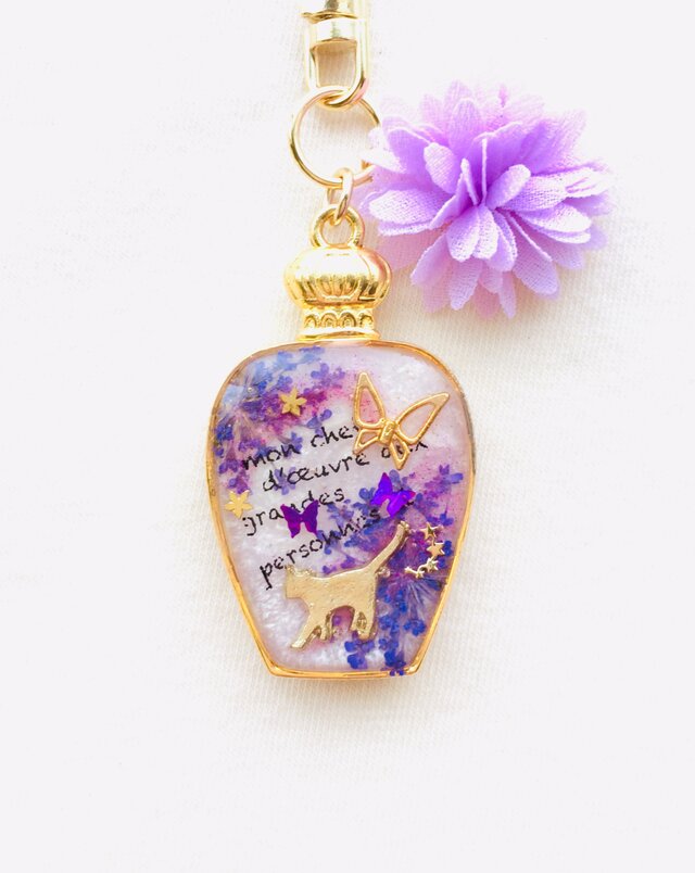 香水瓶キーホルダー 猫と蝶（モーブの戯れ）