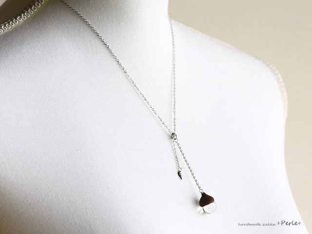 ガラスの”どんぐり”ネックレス（クリア） | iichi 日々の暮らしを