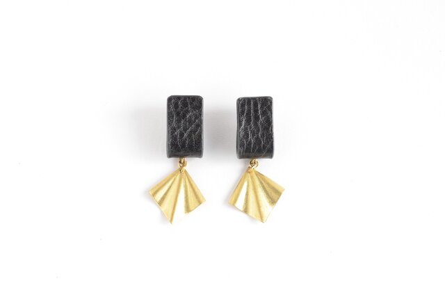 【レザーピアス/イヤリング】 Paper“black”の画像1枚目