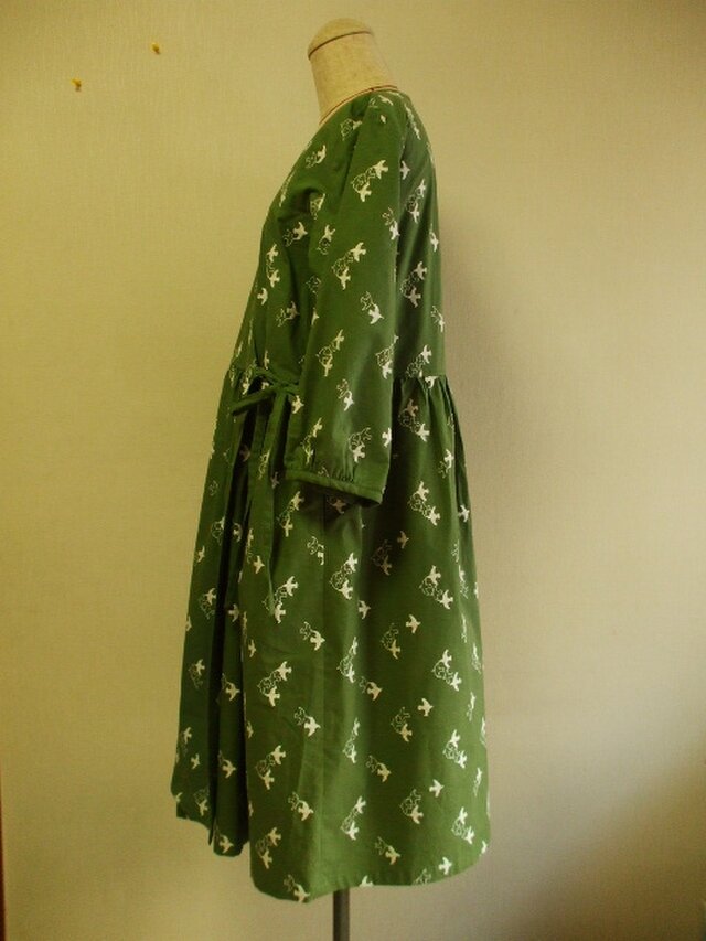 セール品 鳥刺繍ステッチ柄ローブ風カシュクールワンピース M ｌサイズ カーキ色 Iichi ハンドメイド クラフト作品 手仕事品の通販