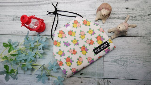 送料無料✴白ベースに可愛らしいお花いっぱいのガーリーなマスクケースです✴の画像1枚目