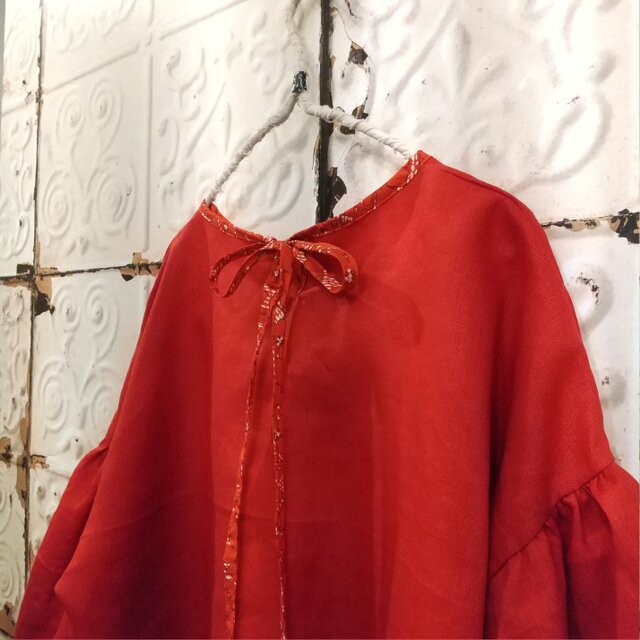 キレイなレッドリネンにリバティリボンのパフスリーブトップス