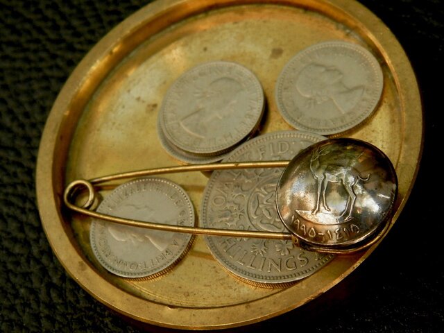 #B43 UAE Coin Broochの画像1枚目