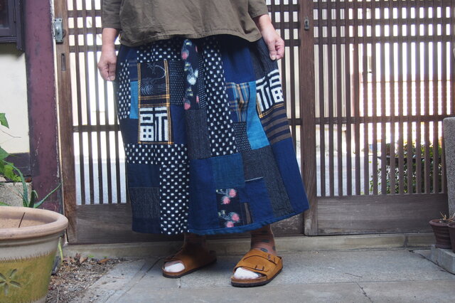 秋のお出かけに!染め木綿や古布をパッチ&パッチ楽しいおとなスカート79㎝丈の画像1枚目