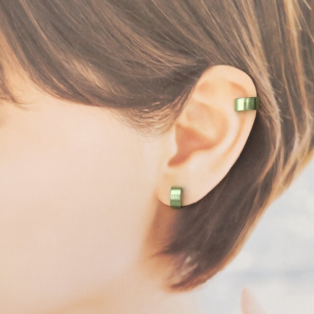 〈軽い〉〈痛くない〉〈挟めるだけ〉2wayライトグリーンフラットリングイヤリング・イヤーカフ〈直径約11㎜幅約5㎜〉