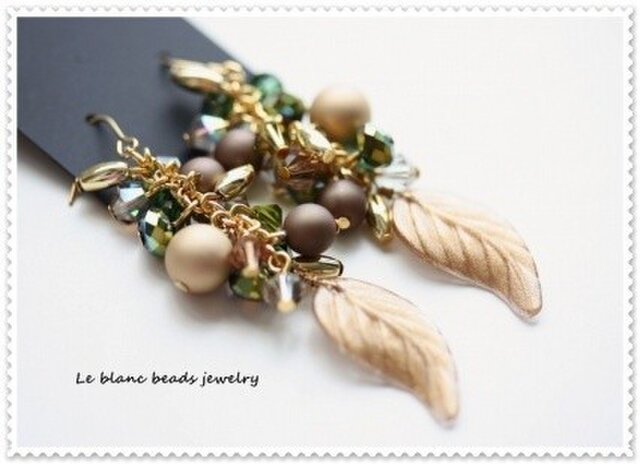 リーフモチーフピアス(green&gold beige)の画像1枚目