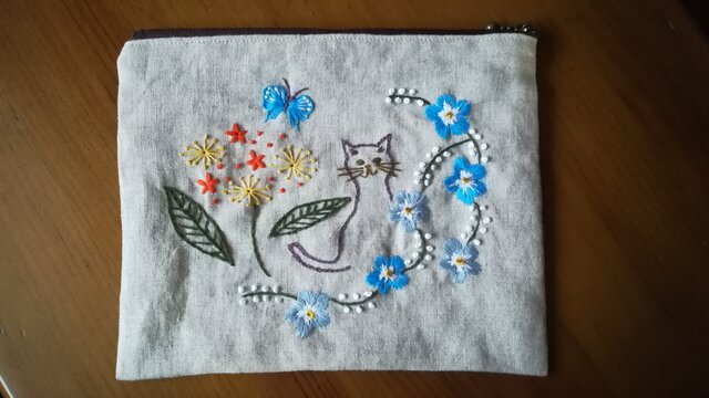 【再販】手刺繍☆リネンのポーチ☆猫と花の画像1枚目
