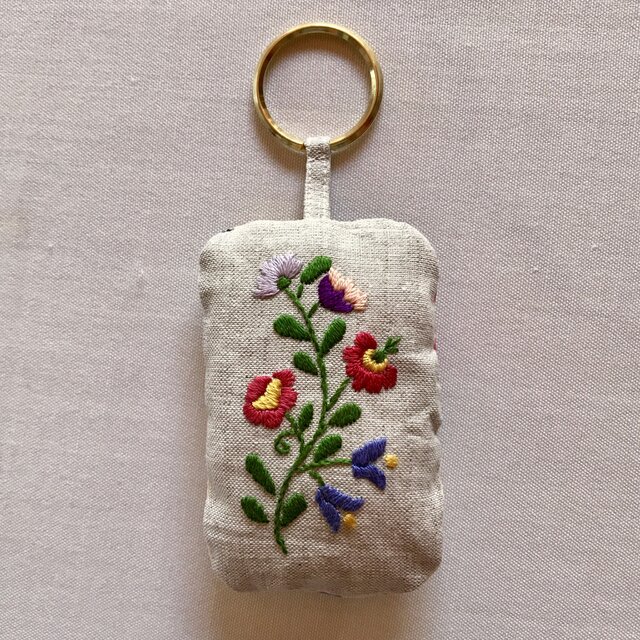 花の刺繍のキーチャーム（リネン）