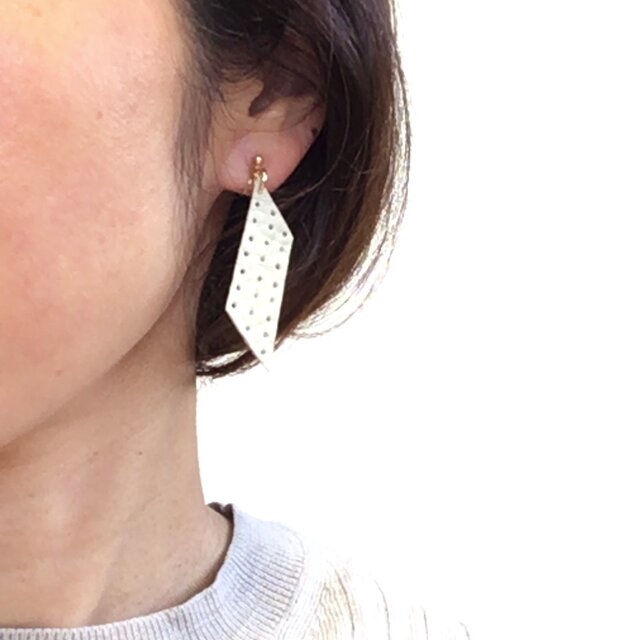 『dot』レザーイヤリングécru