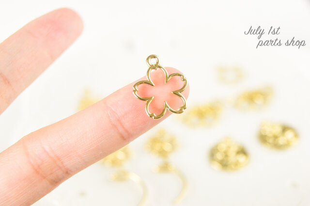 2個入】桜のフレーム パーツ 金枠 クラシック お花 ゴールド チャーム