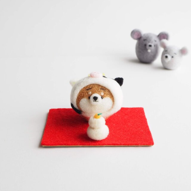 【受注製作】2021年干支(丑) なりきりうし(牛)のまゆ柴犬(赤柴・黒柴・白柴)正月飾りセット 羊毛フェルトの画像1枚目