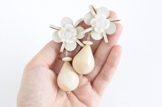 Flower Petal〝snow white〟【レザーピアス/イヤリング】の画像1枚目