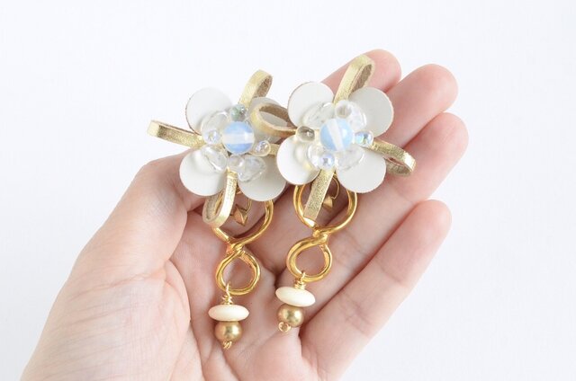 Flower Petal〝gold〟【レザーピアス/イヤリング】の画像1枚目
